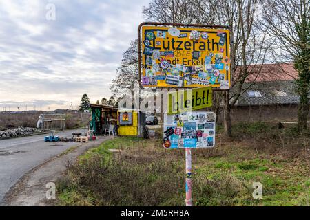 Barrikaden, Hindernisse, im Lager der Klimaschutzaktivisten im restlichen Dorf Lützerath, das der letzte Ort sein soll, an dem man auf dem Dach ausbaggert Stockfoto