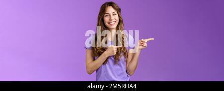 Sie müssen sehen, wie Sie ein neues Produkt einführen. Enthusiastisch glücklich lächelnd toothy Mädchen lockige Frisur Förderung cool Cafe Menü zeigen Zeigefinger Stockfoto