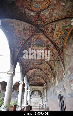 Neapel - Volte affrescate del Chiostro di San Giacomo in Santa Maria La Nova Stockfoto