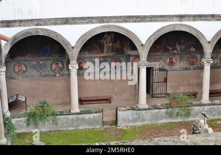 Neapel - Arcate del chiostro della Chiesa di Santa Maria La Nova Stockfoto