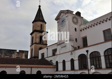 Neapel - Campanile della Chiesa di Santa Maria La Nova dal chiostro Stockfoto