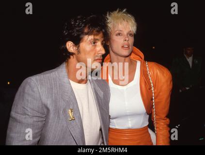 Sylvester Stallone und Brigitte Nielsen im Nicky Blair's Restaurant in Hollywood, Kalifornien, am 25. Juni 1987 Gutschein: Ralph Dominguez/MediaPunch Stockfoto