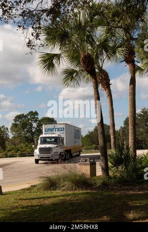 Zentralflorida, USA. 2022. Rastplatz für Lastwagen in Florida mit Lastwagen in einem attraktiven, von Bäumen gesäumten Gebiet. Stockfoto