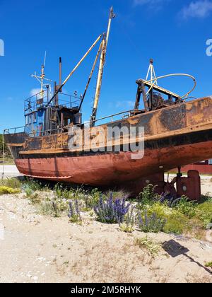 Altes Fischereifahrzeug an der Küste an sonnigen Tagen Stockfoto