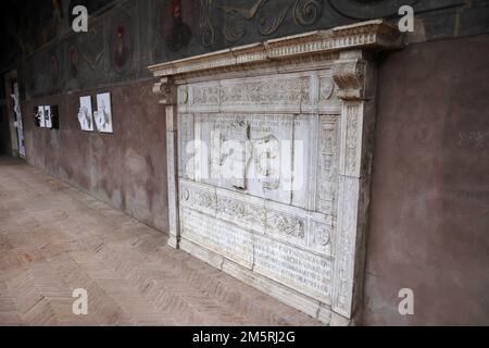 Neapel - Monumento funebre di Pascale Diaz Garlon nel chiostro di Santa Maria La Nova Stockfoto