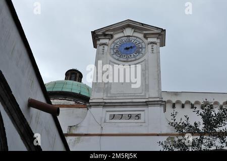 Neapel - Orologio della Chiesa di Santa Maria La Nova dal chiostro Stockfoto