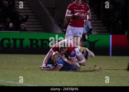 Manchester, Großbritannien. 30. Dezember 2022. Sale Try Tom O'Flaherty *** während des Gallagher Premiership Rugby-Spiels zwischen Sale Sharks und Leicester Tigers am 30. Dezember 2022 im AJ Bell Stadium, Manchester. Foto von Simon Hall. Nur redaktionelle Verwendung, Lizenz für kommerzielle Verwendung erforderlich. Keine Verwendung bei Wetten, Spielen oder Veröffentlichungen von Clubs/Ligen/Spielern. Kredit: UK Sports Pics Ltd/Alamy Live News Kredit: UK Sports Pics Ltd/Alamy Live News Stockfoto