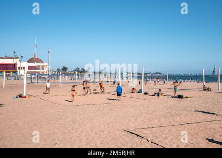 Am Sandstrand von Santa Cruz entspannen sich die Leute und spielen Volleyball Stockfoto