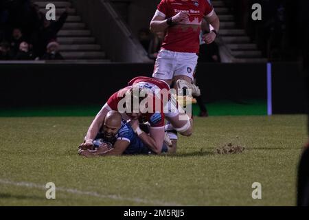 Manchester, Großbritannien. 30. Dezember 2022. Sale Try *** während des Gallagher Premiership Rugby-Spiels zwischen Sale Sharks und Leicester Tigers im AJ Bell Stadium, Manchester, am 30. Dezember 2022. Foto von Simon Hall. Nur redaktionelle Verwendung, Lizenz für kommerzielle Verwendung erforderlich. Keine Verwendung bei Wetten, Spielen oder Veröffentlichungen von Clubs/Ligen/Spielern. Kredit: UK Sports Pics Ltd/Alamy Live News Kredit: UK Sports Pics Ltd/Alamy Live News Stockfoto