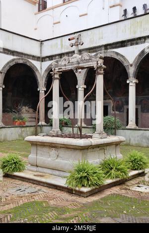 Neapel - Pozzo del Chiostro di San Giacomo in Santa Maria La Nova Stockfoto