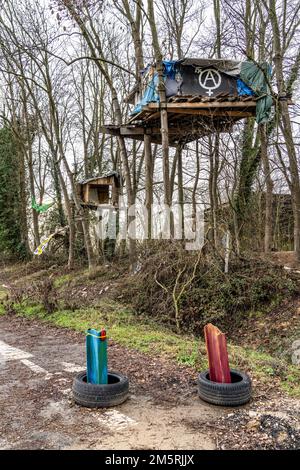 Barrikaden, Hindernisse, im Lager der Klimaschutzaktivisten im restlichen Dorf Lützerath, das der letzte Ort sein soll, an dem man auf dem Dach ausbaggert Stockfoto