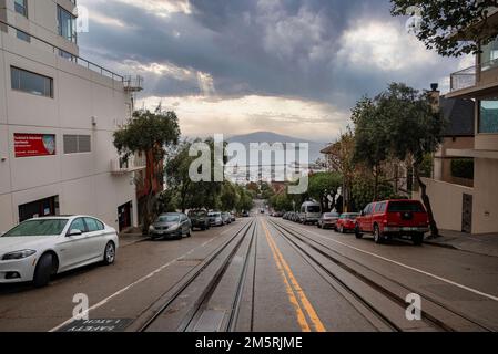 Schwindende Perspektive einer leeren Straße mit Straßenbahn in Richtung Bucht Stockfoto