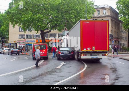 05-30-2016, Köln, Deutschland. Verkehrsunfall in der Innenstadt: Ein Mercedes-Auto und ein Lkw mit einem langen Anhänger kollidierten Stockfoto