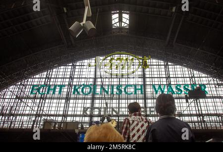 05-30-2016 Köln Deutschland. Werbung für das berühmte köln (Echt Kolnisch Wasser) am Kölner Hauptbahnhof Stockfoto