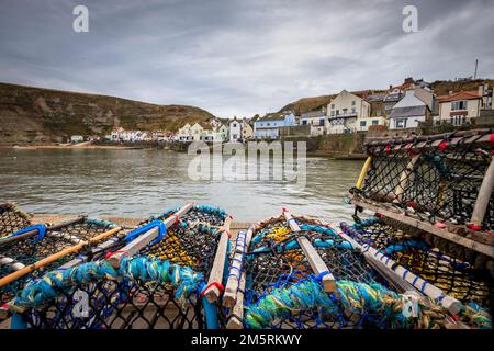 Hummertöpfe im Fischerdorf Staithes, North Yorkshire Stockfoto