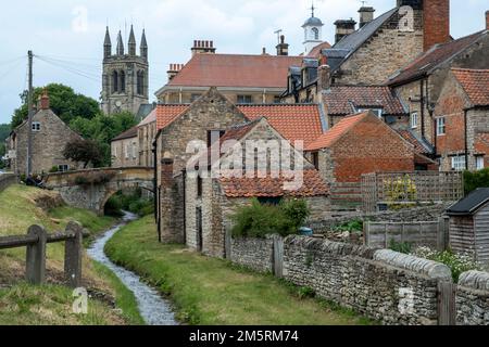 Pantile Dächer und york Stone House in der Nähe des Beck mit Brücke in Helmsley, Ryedale, North Yorkshire Stockfoto