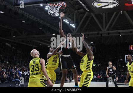 Bologna, Italien. 30. Dezember 2022. Mouhammadou Jaiteh (Segafredo Virtus Bologna) während des Euroleague-Basketballspiels Segafredo Virtus Bologna vs.. Fenerbahce Beko Istanbul - Bologna, 30. Dezember 2022 in der Segafredo Arena Credit: Independent Photo Agency/Alamy Live News Stockfoto
