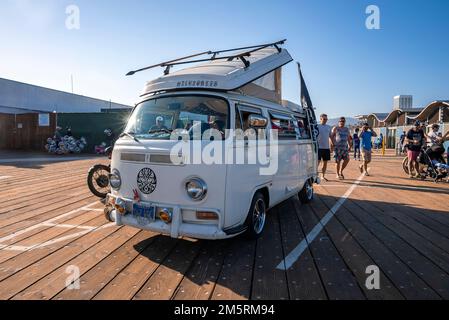Weißes Oldtimer-Wohnmobil auf dem Santa Monica Pier bei der Autoausstellung Stockfoto