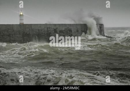 Newhaven, East Sussex, Großbritannien. 30. Dezember 2022. Am Ende eines weiteren Tages an der Küste von Sussex weht der stürmische Wind aus Südwesterly die Wellen hinauf. Weitere wilde, nasse und windige Wetterbedingungen werden vorhergesagt, aber es bleibt für die Jahreszeit relativ warm. Kredit: David Burr/Alamy Live News Stockfoto