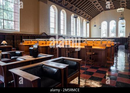 Sonnenlicht fällt durch Bogenfenster auf Möbeln in der UCLA-Bibliothek Stockfoto