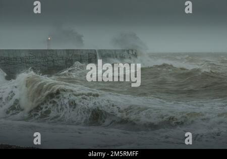 Newhaven, East Sussex, Großbritannien. 30. Dezember 2022. Am Ende eines weiteren Tages an der Küste von Sussex weht der stürmische Wind aus Südwesterly die Wellen hinauf. Weitere wilde, nasse und windige Wetterbedingungen werden vorhergesagt, aber es bleibt für die Jahreszeit relativ warm. Kredit: David Burr/Alamy Live News Stockfoto