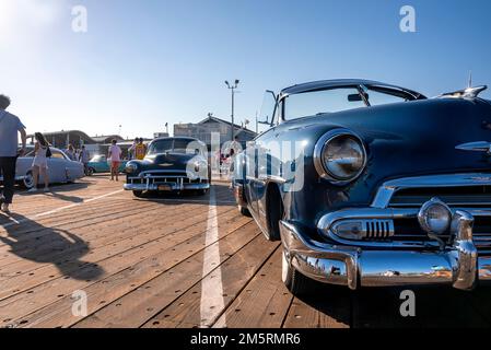 Schwarze Oldtimer auf dem Santa Monica Holzpier bei der Oldtimer-Show Stockfoto