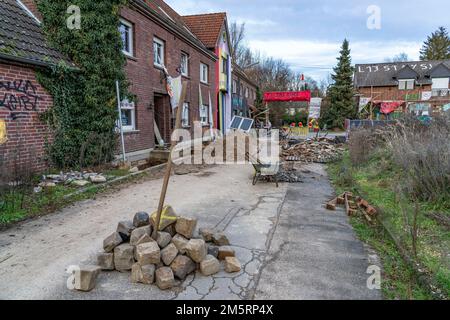 Barrikaden, Hindernisse, im Lager der Klimaschutzaktivisten im restlichen Dorf Lützerath, das der letzte Ort sein soll, an dem man auf dem Dach ausbaggert Stockfoto