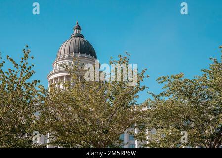 Blick auf das State Capitol Gebäude und die Bäume mit klarem blauen Himmel im Hintergrund Stockfoto