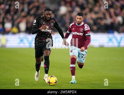 Josh Dasilva von Brentford (links) und West Ham United's sagten Benrahma während des Premier League-Spiels im London Stadium in London. Foto: Freitag, 30. Dezember 2022. Stockfoto