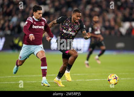 Lucas Paqueta von West Ham United (links) und Ivan Toney von Brentford in Aktion während des Premier League-Spiels im London Stadium, London. Foto: Freitag, 30. Dezember 2022. Stockfoto