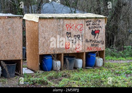 Lager der Klimaschutzaktivisten im restlichen Dorf Lützerath, dem letzten Ort, an dem man an der Braunkohlemine Garzweiler 2, NR, ausbaggert Stockfoto