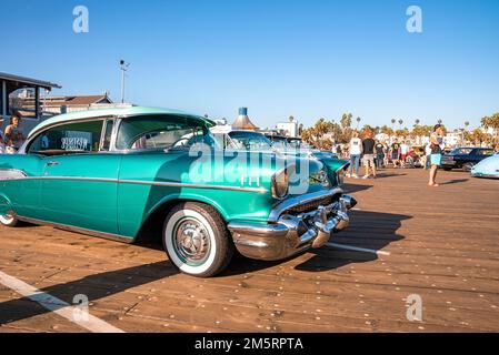 Blaue Retro-Autos auf dem Santa Monica Pier auf der Oldtimer-Ausstellung Stockfoto