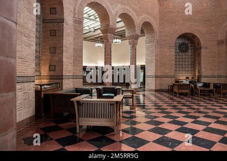 Stühle und Sofa auf gefliestem Boden im UCLA College Stockfoto