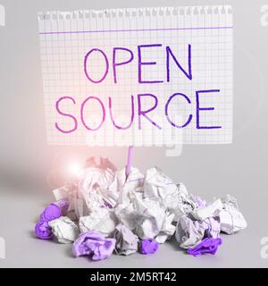 Textzeichen mit Open Source. Geschäftsidee, die Software angibt, deren ursprünglicher Quellcode frei verfügbar ist Stockfoto