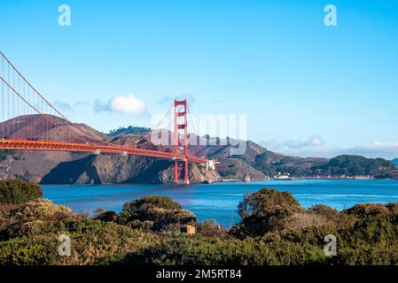 Golden Gate Bridge über der wunderschönen Bucht von San Francisco im Sommer Stockfoto