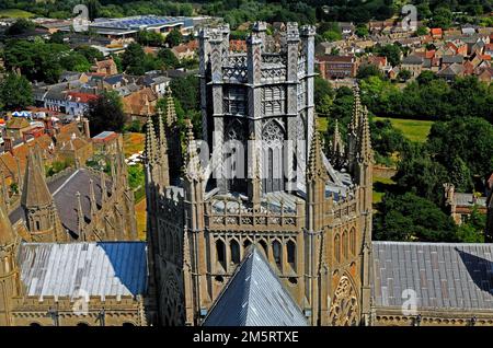 Ely Cathedral, Octagon, Lantern Tower und City von West Tower, Cambridgeshire, England, Großbritannien Stockfoto