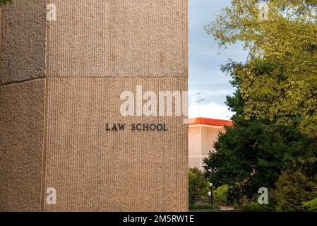 Nahaufnahme des Textes der Jura-Schule an der braunen Wand der Stanford University Stockfoto