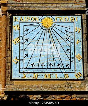 Ely Cathedral, Sundial an der South-Quer-Mauer, griechische Inschrift „Know the Time“, Cambridgeshire, England, Großbritannien Stockfoto