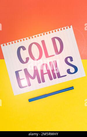 Text mit E-Mails zu Inspiration Kälte. Unaufgeforderte E-Mail mit Konzeptfoto, die ohne vorherigen Kontakt an einen Empfänger gesendet wurde Stockfoto