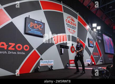 Chris Dobey, nachdem er sein Spiel am 13. Tag der Cazoo Dart-Weltmeisterschaft im Alexandra Palace, London, gewonnen hat. Foto: Freitag, 30. Dezember 2022. Stockfoto