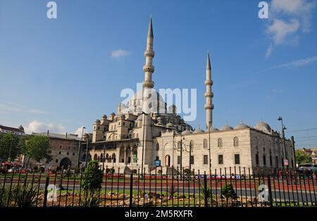 Die neue Moschee in Istanbul, Türkei, wurde zwischen 1597 und 1665 erbaut. Stockfoto