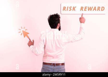 Inspiration mit dem Zeichen „Risk Reward“. Geschäftsüberblick Bewertung des Gewinnpotenzials eines Handels im Verhältnis zu dessen Verlust Stockfoto