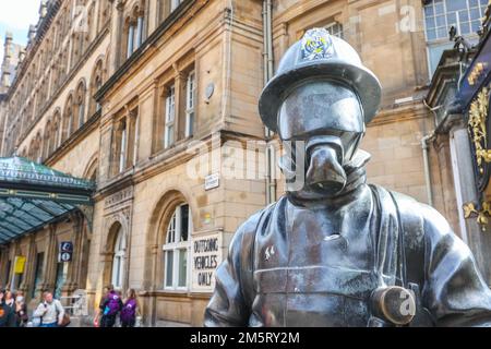 Statue,of,Feuerwehrmann,Außen,Glasgow Hauptbahnhof,Zug,Bahnhof,kunstvoll,Design,Gebäude,in,AT,Glasgow,City,Centre,City,City Centre,City,City,City,Levelling Up,Schottland,GB,Großbritannien,Großbritannien,Großbritannien,Großbritannien,Großbritannien,Großbritannien,Schottische Stadt,Europa,Glasgow City, Citizen City, Citizen Fiverband Stolz der Feuerwehrmänner steht in der Vergangenheit an einem Ort des Feuerwehrmanns. Erst wenige Monate später wurde es zum ergreifenden Symbol für die Tapferkeit der New Yorker Feuerwehrleute, das erstmals im Jahr 2001 enthüllt wurde. Entworfen von Kenny Hunter, ist die Statue auch eine Gedenkstätte für A Stockfoto