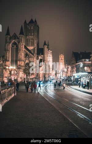 Gent, Belgien, November 20. 2022: Blick auf die Nikolaikirche vom Gent Civic Pavillon Stockfoto