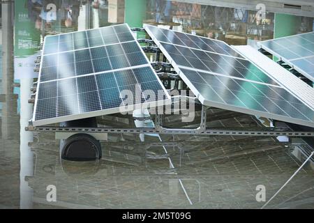 Modul mit schwimmendem Rahmen für Photovoltaik-Systeme, die auf Wasser schwimmend sind. Rimini, Italien - November 2022 Stockfoto