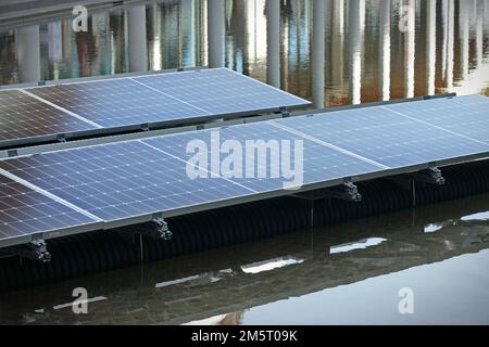 Modul mit schwimmendem Rahmen für Photovoltaik-Systeme, die auf Wasser schwimmend sind. Rimini, Italien - November 2022 Stockfoto