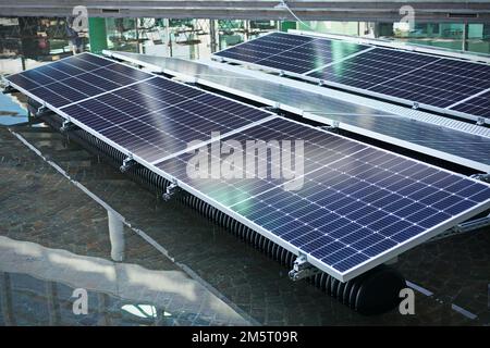 Modul mit schwimmendem Rahmen für Photovoltaik-Systeme, die auf Wasser schwimmend sind. Rimini, Italien - November 2022 Stockfoto