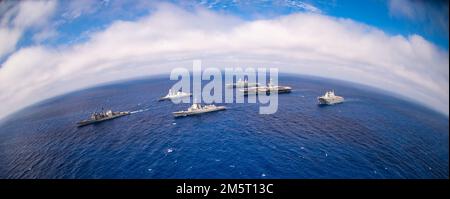 22031-N-NV669-1124 ADRIATISCHES MEER (31. Mai 2022) der Flugzeugträger der Nimitz-Klasse USS Harry S. Truman (CVN 75 5530) durchläuft in Formation mit dem Ticonderoga-Klasse-Guided-Raketenkreuzer USS San Jacinto (CG 56), dem italienischen Navy Cavour-Klasse-Flugzeugträger ITS Cavour (CVH 550), Andrea Doria-Klasse, Luftverteidiger (D A) Und der spanische Navy-Flugzeugträger ESPS Juan Carlos und der Guided-Raketenzerstörer ESPS Almirante Juan De Borbon zur Unterstützung von Neptune Shield 22, 31. Mai 2022. Neptune Shield 22 ist die natürliche Weiterentwicklung der Fähigkeit der NATO, das High-End zu integrieren Stockfoto