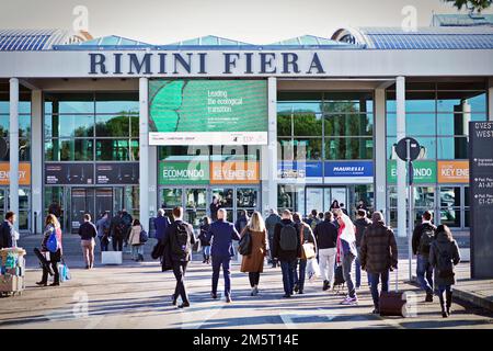 Menschen am Eingang zu Rimini Fiera, während Ecomondo die Messe für ökologischen Wandel und neue Kreislaufwirtschaftsmodelle. Rimini, Italien - N