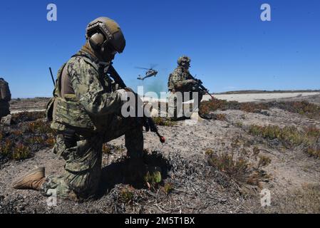 USA Die Mitglieder der Coast Guard Port Security Unit (PSU) 311 nehmen an der CASEVAC-Schulung (Casulty Evacuation) auf einem US-amerikanischen Navy MH-60s Seahawk Hubschrauber auf San Clemente Island, 27. Juni 2022. PSUs dienen als Expeditionseinheiten zum Schutz der Truppen gegen den Terrorismus, mit Schiffsbesatzungen und landseitigen Sicherheitsteams, die in der Lage sind, die Sicherheit von Häfen, Wasserstraßen und Küsten innerhalb der Vereinigten Staaten oder überall auf der Welt zu unterstützen. (USA Küstenwache Foto von Petty Officer 3. Klasse Alex Gray) Stockfoto